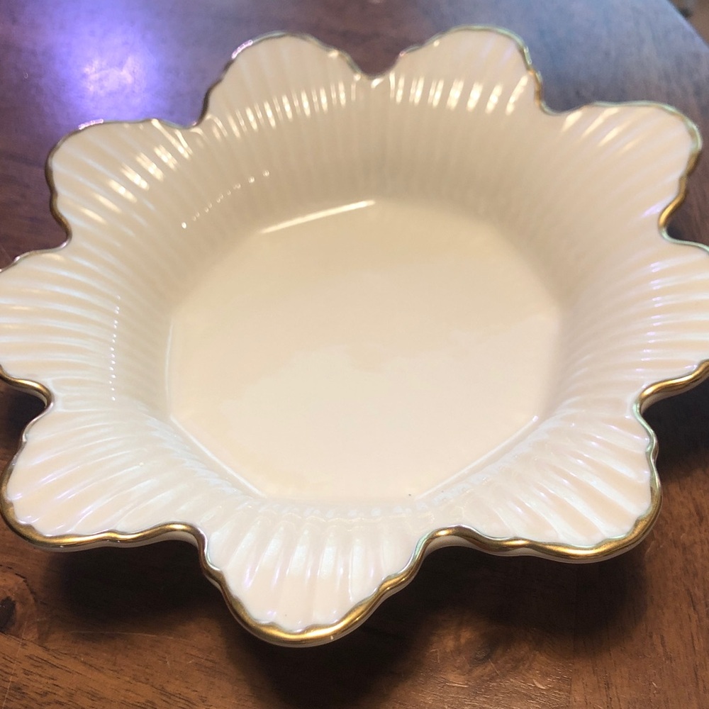 Lenox Cream Porcelain Scalloped Serving Bowl with Gold Trim